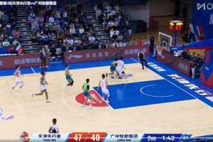 戴申·尼克斯挑战高难度上篮未果，却意外将陈国豪撞倒，篮板争夺激烈